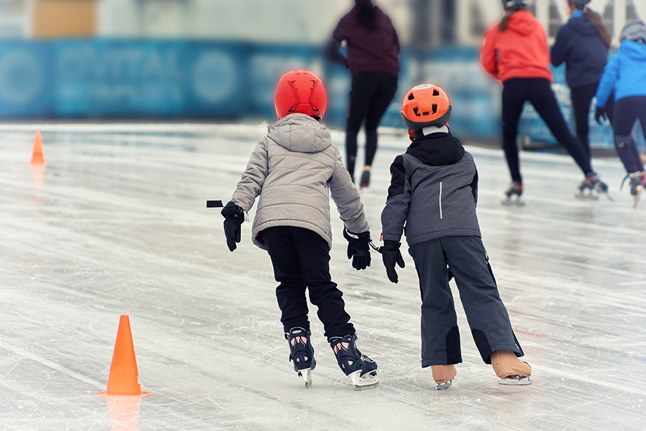 КАТАНИЕ НА КОНЬКАХ